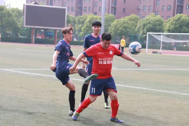 800万买没踢过一队的18岁边锋，曼联这笔账怎么算的？